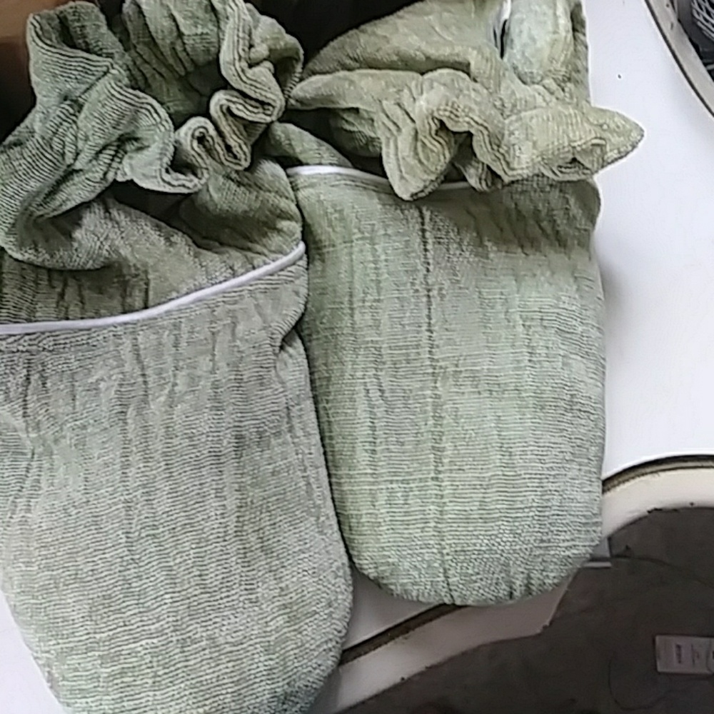 Heatable foot booties